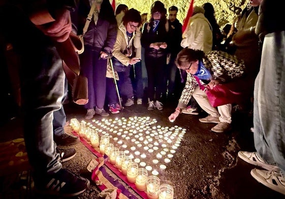 Ofrenda de velas en los túneles de Ebensee, excavados con mano de obra esclava y donde los nazis construyeron aviones y cohetes V-2.
