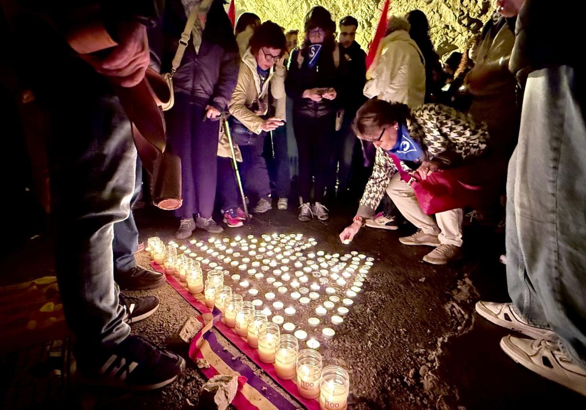 Ofrenda de velas en los túneles de Ebensee, excavados con mano de obra esclava y donde los nazis construyeron aviones y cohetes V-2.