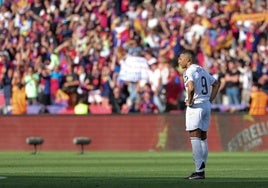 Kylian Mbappé, decepcionado tras la derrota contra el Barcelona.