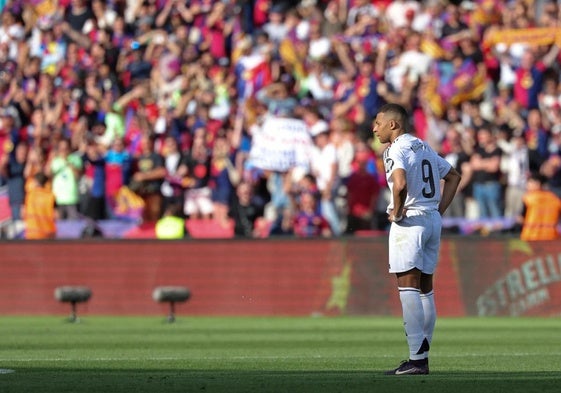 Kylian Mbappé, decepcionado tras la derrota contra el Barcelona.