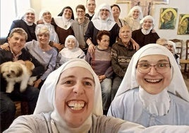 El selfi con familiares con el que se presentaron en su cuenta de Instagram, en el que aparecen también monjas que después dejaron el convento.