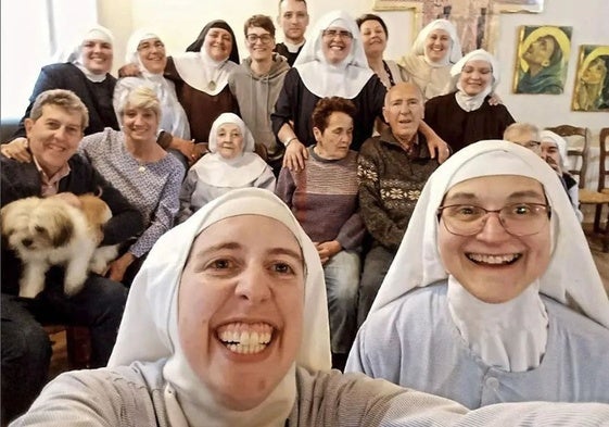 El selfi con familiares con el que se presentaron en su cuenta de Instagram, en el que aparecen también monjas que después dejaron el convento.