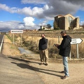 Dos vecinos de Benafarces, en la provincia de Valladolid, intentan coger cobertura desde sus móviles.