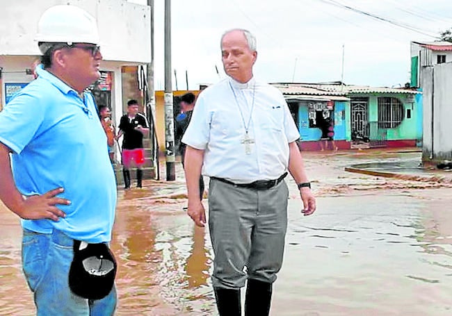 Robert Francis Prevost en las calles de Chiclayo anegadas por el ciclón Yaku en 2023.