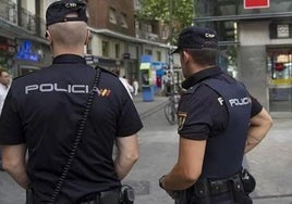 Dos agentes de la Policía Nacional en Madrid.