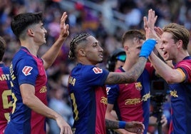 Los jugadores del Barça celebran un gol clave de Raphinha en el clásico de Montjjuic.