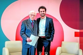 Theodor Kallifatides junto al periodista Bruno Pardo