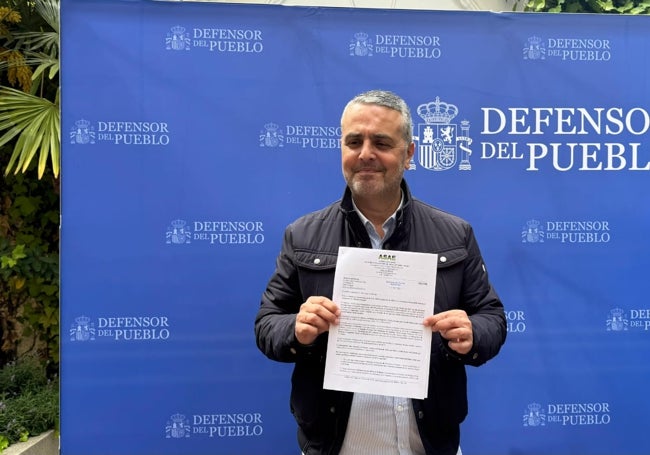 Antonio Llarena, este lunes en la sede del Defensor del Pueblo, sostiene la carta de ASAE que han entregado.