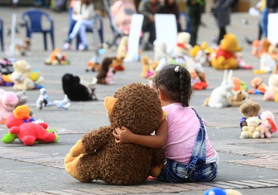 Un pederasta que ofrecía en redes a una niña para violarla en grupo se enfrenta a 107 años de prisión
