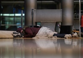 Uno de los sintecho que pernoctan en la T4 de Barajas.
