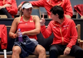Jessica Bouzas recibe instrucciones de Carla Suárez durante la eliminatoria que España superó ante la República Checa.