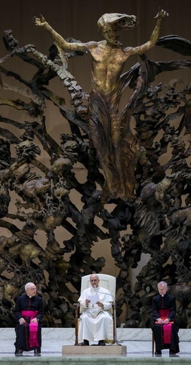 La sobrecogedora escultura bajo la que ha comparecido el Papa