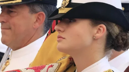 Por qué se ha puesto Leonor su condecoración más polémica en la Jura de Bandera en el mar de Cartagena de Indias