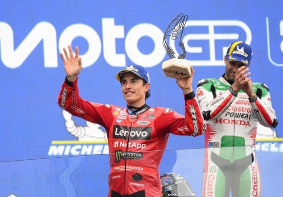 Marc Márquez celebra su segundo puesto en la carrera de Le Mans.