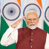 El primer ministro indio, Narendra Modi, hace el saludo militar antes de ofrecer un discurso a la nación.