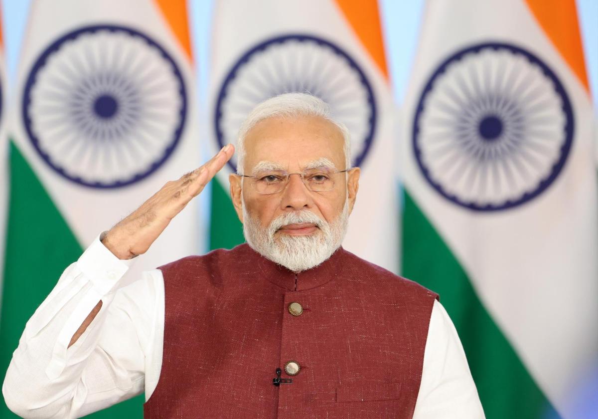 El primer ministro indio, Narendra Modi, hace el saludo militar antes de ofrecer un discurso a la nación.