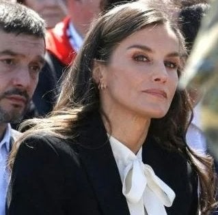 La reina Letizia se pone su blusa favorita en Austria: reaparece con un traje de chaqueta y su nuevo accesorio imprescindible