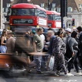 Varios ciudadanos transitan por el centro de Londres.