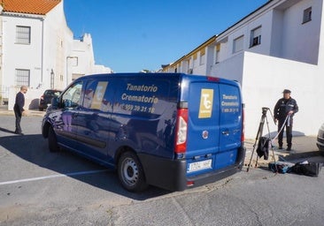 Un vehículo funerario, en la calle donde fue encontrada la mujer el pasado 24 de abril