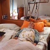 Miguel Ángel López Alonso, tumbado en la cama, en su domicilio de la calle Juan Alvargonzález de Gijón.