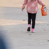 Una niña pasea por un parque de Lardero (La Rioja), donde un pederasta asesinó a un menor en 2021.