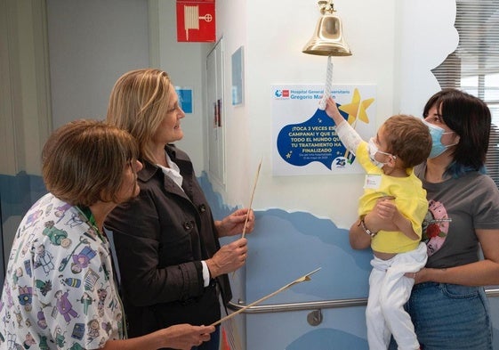 Un niño hospitalizado en el Gregorio Marañon hace sonar la simbólica campana.