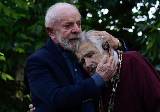 Luiz Inácio Lula da Silva abraza a Pepe Mujica.