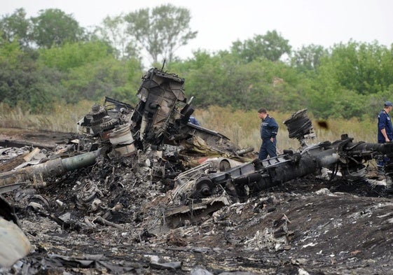 Rescatistas inspeccionan el lugar del accidente del MH17 en 2014.