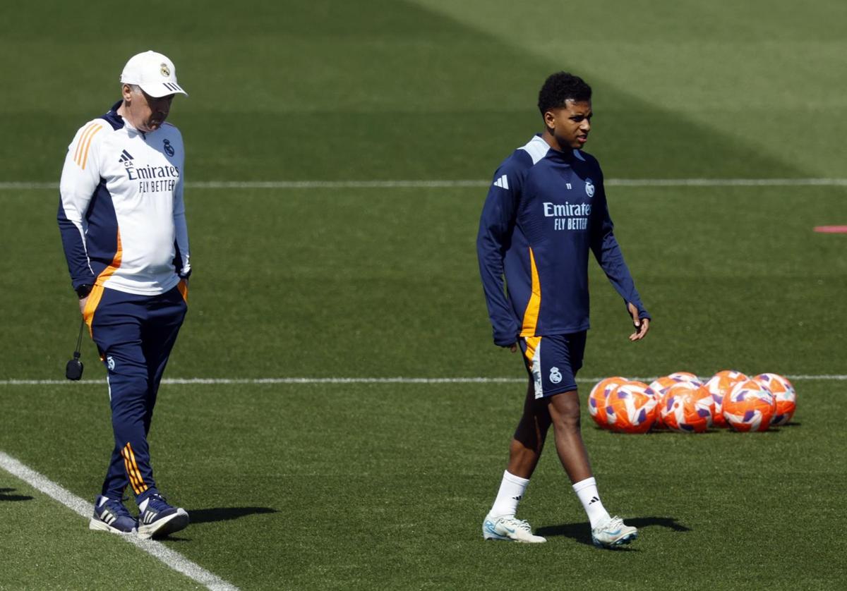Rodrygo camina delante de Ancelotti antes de retirarse del entrenamiento que el Real Madrid llevó a cabo este martes.
