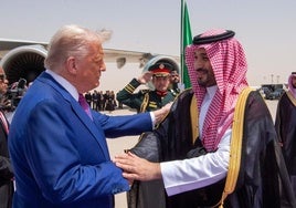 El príncipe heredero, Mohamed bin Salmán, dan la bienvenida a Donald Trump a su llegada este martes a Riad.