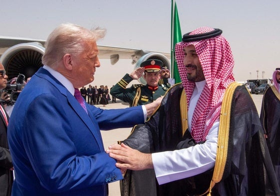 El príncipe heredero, Mohamed bin Salmán, dan la bienvenida a Donald Trump a su llegada este martes a Riad.