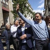 Luís Montenegro saluda a unos simpatizantes durante un acto de campaña.