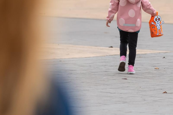 Una niña pasea por un parque