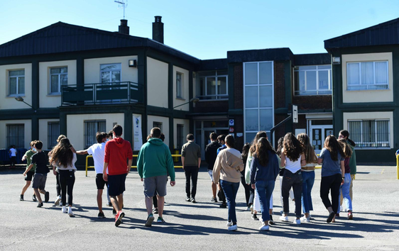 Jóvenes en el patio de un colegio