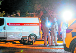 Agentes del Servicio de Criminalística, el 27 de febrero por la noche, junto al furgón del retén fúnebre.
