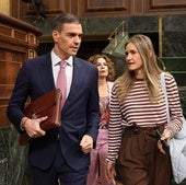 El presidente Pedro Sánchez y la ministra Sara Aagesen a la entrada al Congreso para la sesión de control.