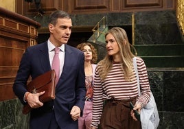 El presidente Pedro Sánchez y la ministra Sara Aagesen a la entrada al Congreso para la sesión de control.