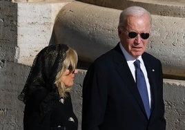 El expresidente estadounidense, Joe Biden, y su esposa, Jill Biden, en el funeral del Papa Francisco el pasado 26 de abril.