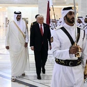 El emir de Qatar y el presidente de Estados Unidos pasan revista a la guardia de honor en Doha.