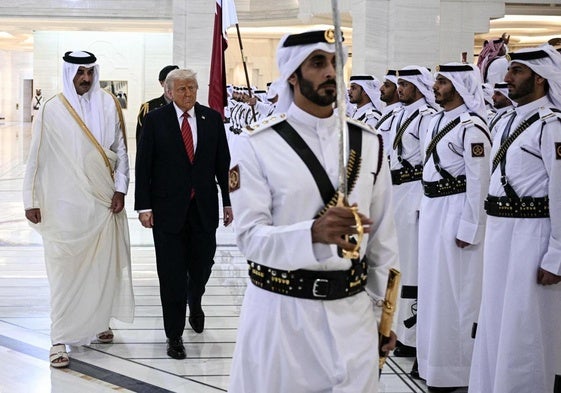 El emir de Qatar y el presidente de Estados Unidos pasan revista a la guardia de honor en Doha.