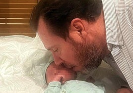 Óscar Puente besa a su hijo, Óscar.