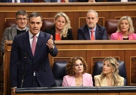 El presidente del Gobierno, Pedro Sánchez, este miércoles en el Congreso junto a las vicepresidentas María Jesús Montero y Yolanda Díaz.