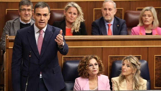 El presidente del Gobierno, Pedro Sánchez, este miércoles en el Congreso junto a las vicepresidentas María Jesús Montero y Yolanda Díaz.