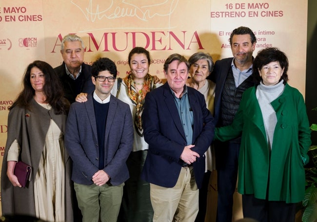 Foro de familia con algunos de los participantes en el documental, como las hermanas y el hijo de la escritora.