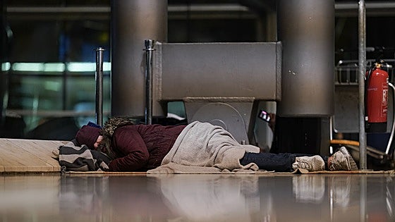 Aena restringirá los accesos nocturnos para evitar que los sintecho pernocten en Barajas