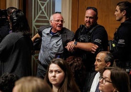 Ben Cohen, cofundador de Ben & Jerry's, al ser detenido por la Policía del Capitolio.