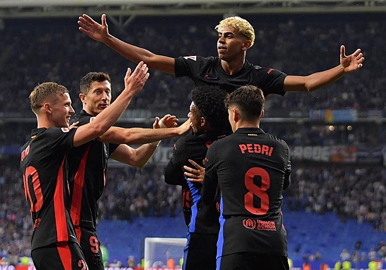 Lamine Yamal celebra su gol al Espanyol junto a sus compañeros.