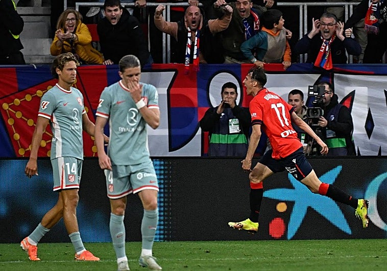 Ante Budimir celebra su gol ante la decepción de Llorente y Gallagher.