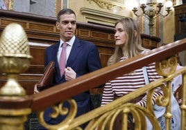 Pedro Sánchez, a su llegada a la sesión de control al Ejecutivo este miércoles acompañado de la vicepresidenta tercera, Sara Aagesen.