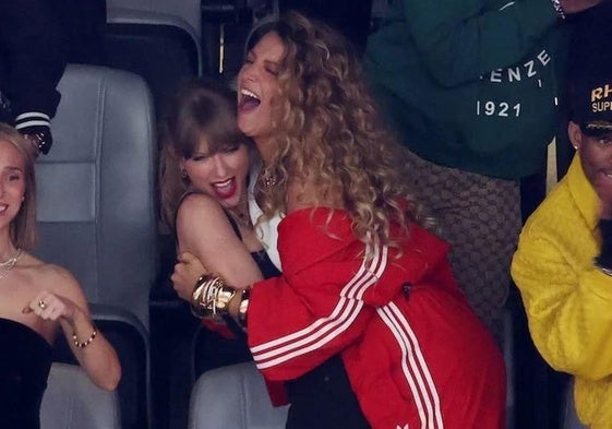 Taylor Swift y Blake Lively celebran con efusividad una de las acciones de la Super Bowl de 2024 entre los Kansas City Chiefs, equipo en el que juega el novio de la cantante, y los San Francisco 49ers.